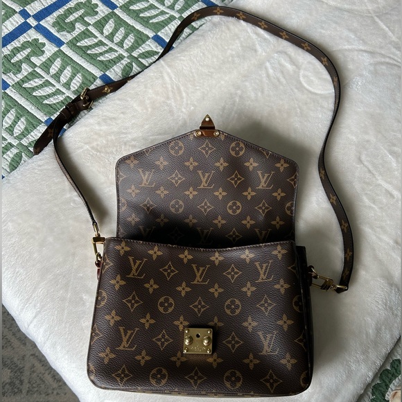 Louis Vuitton Pochette Metis Monogram Satchel Bag - Picture 6 of 16